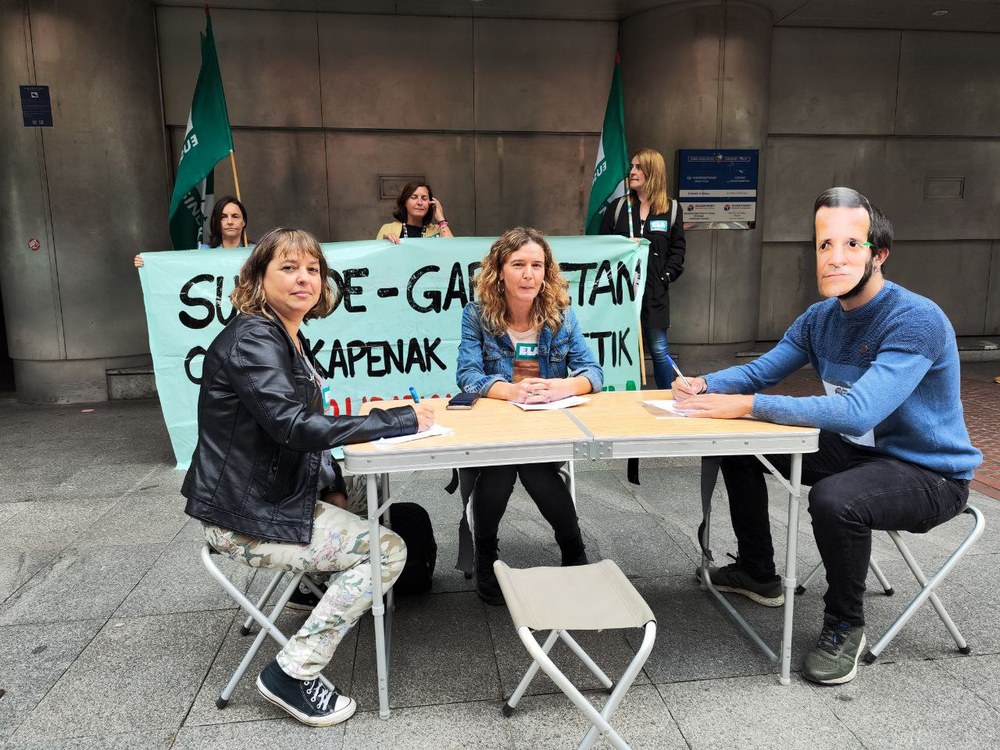 ELA se ha concentrado frente a la Delegación de Educación para denunciar la falta de avances en la mesa de consolidación para el sector de Cocinas y Limpieza