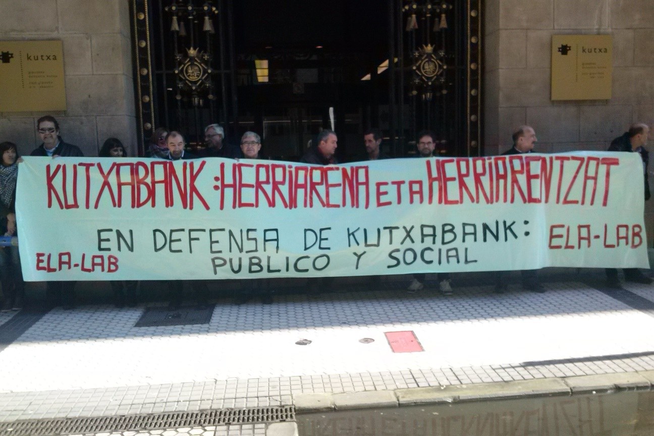 ELA y LAB llevan a cabo una nueva concentración contra la privatización de Kutxabank