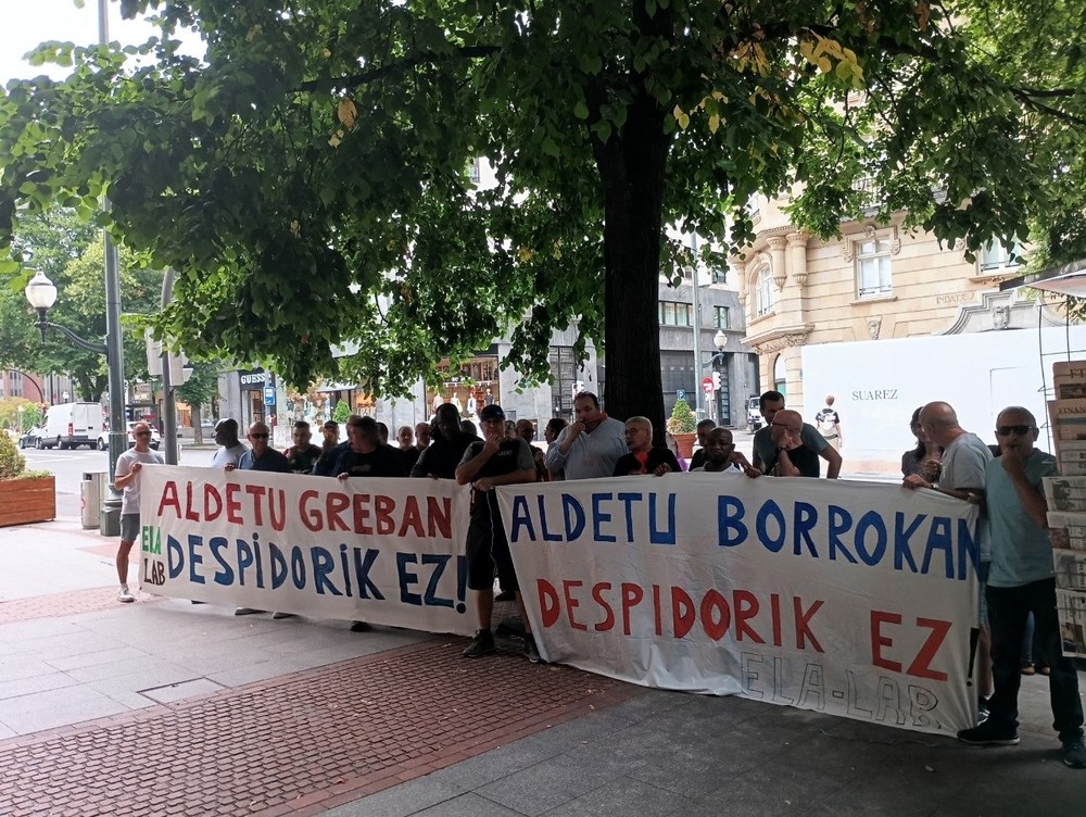 Concentración de la plantilla  frente a las oficinas de la administración concursal de Bilbao para exigir la retirada del ERE