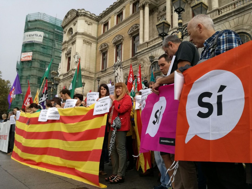 En los centros de trabajo y frente a los ayuntamientos: #Kataluniarekin