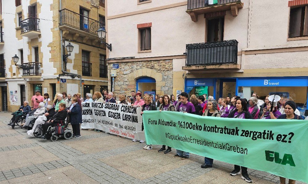 Encierro de las huelguistas en los Ayuntamientos de Errenteria y Zumaia