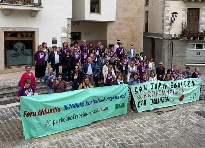 Encierro de las huelguistas en los Ayuntamientos de Errenteria y Zumaia