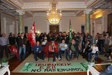 Encierro de los trabajadores/as del Ayuntamiento de Donostia para exigir la paga de Navidad