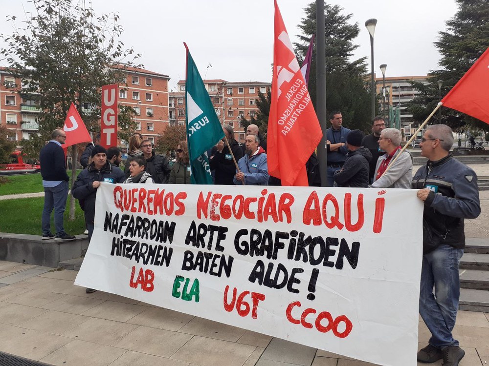 Entregan más de 400 firmas, que representan una cuarta parte del total de las plantillas, para reclamar la negociación del convenio Entregan más de 400 firmas, que representan una cuarta parte del total de las plantillas, para reclamar la negociación del convenio