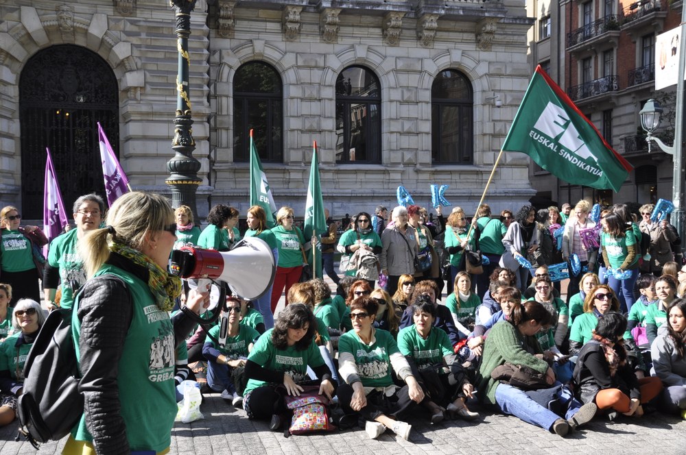 #erresidentziakborrokan sentada frente a la Diputación