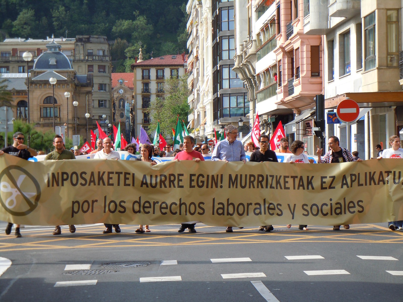 Manifestaciones contra los recortes en Donostia e Iruña