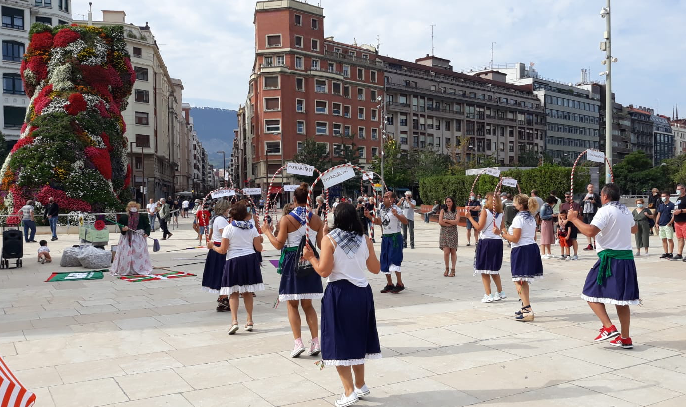 Euskal dantzak en el Guggenheim para denunciar la brecha salarial