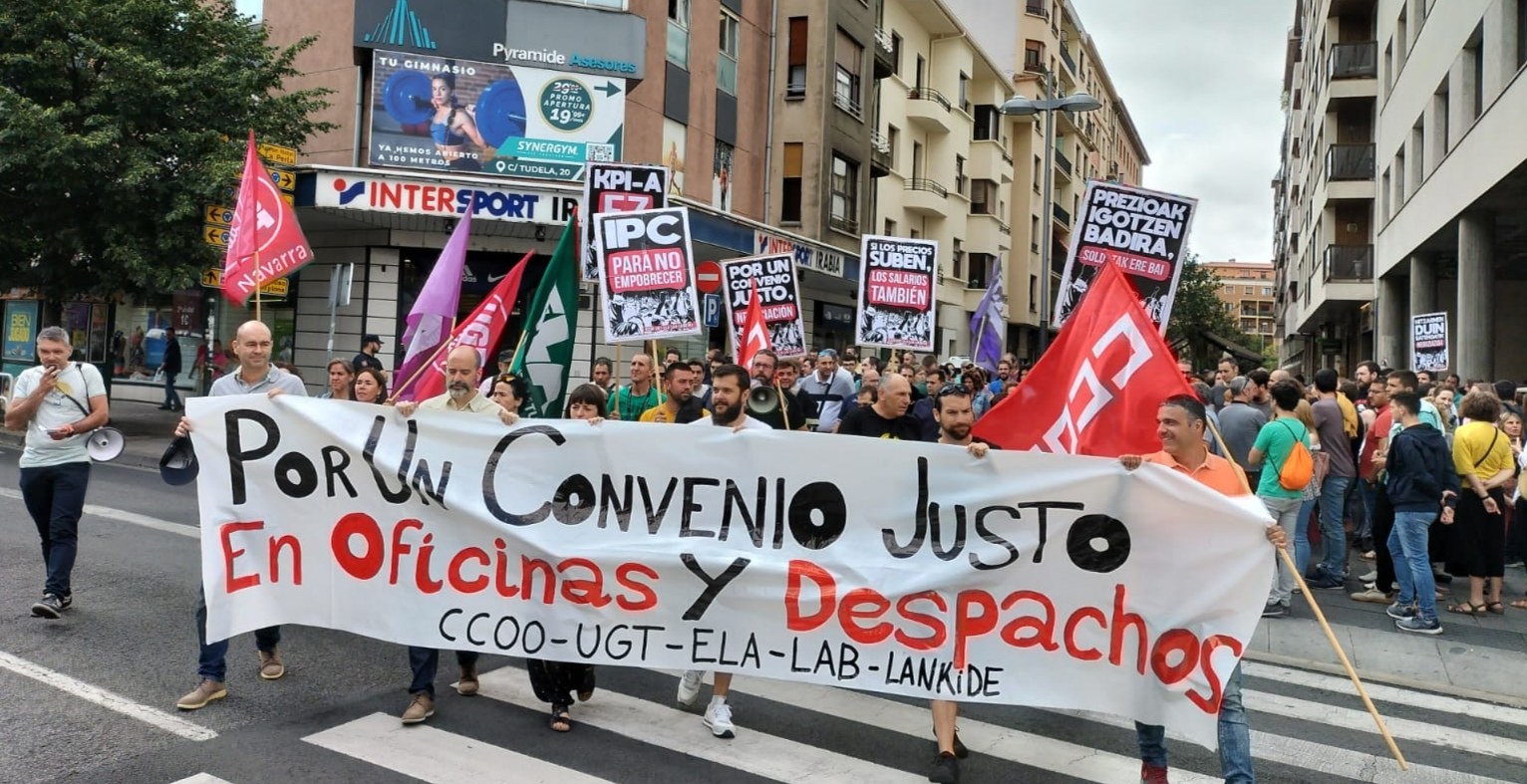 Éxito de participación en el paro y manifestación para avanzar en la negociación del Convenio de Oficinas y Despachos de Navarra Éxito de participación en el paro y manifestación para avanzar en la negociación del Convenio de Oficinas y Despachos de Navarra