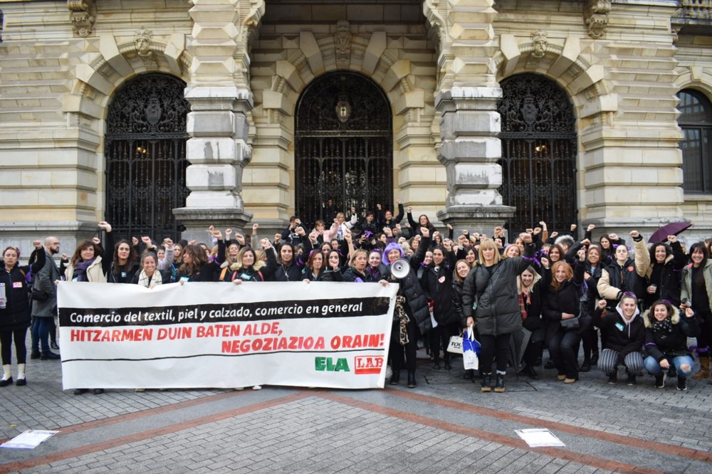Exitosa jornada de huelga en sectores del comercio de Bizkaia y Gipuzkoa, coincidiendo con el Black Friday
