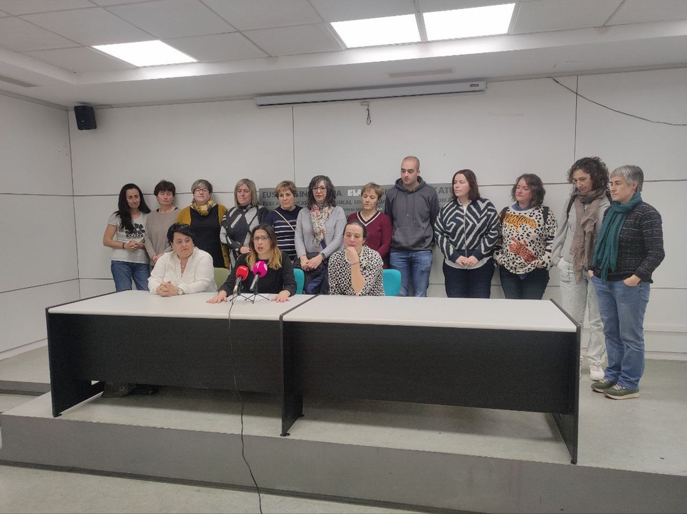 Familiares de usuarias y usuarios del centro denuncian los recortes y apoyan la huelga