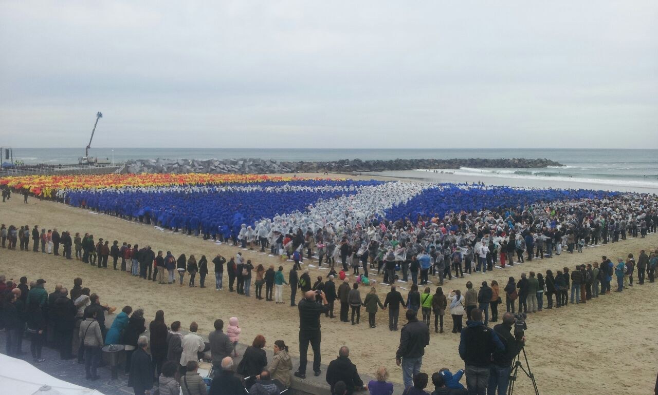 Gure Esku Dago completa el mosaico gigante