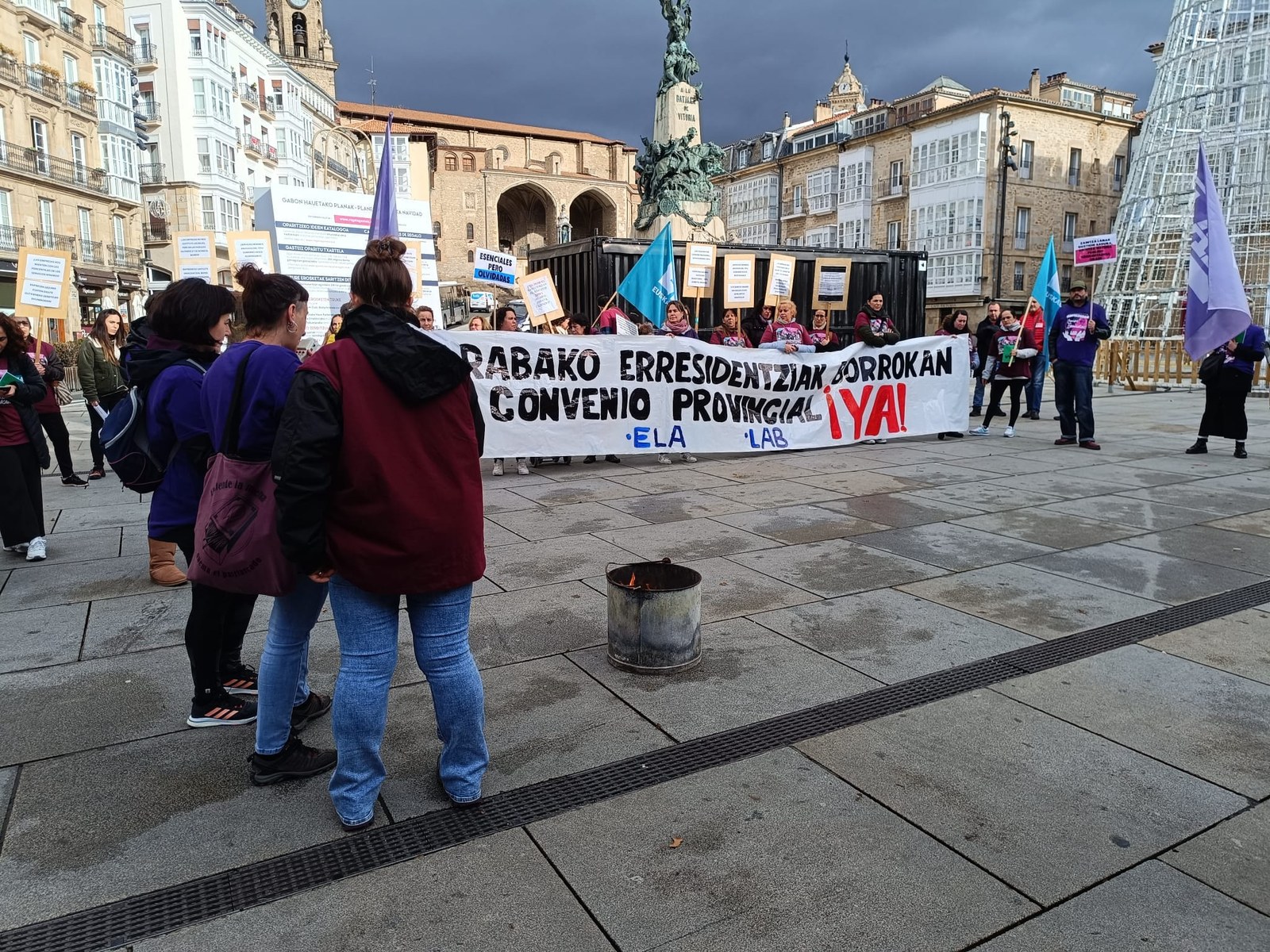 Hacen una hoguera con convenios estatales para denunciar la precariedad