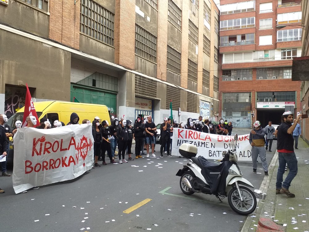 Hoy ha comenzado la huelga de dos semanas de las plantillas de las piscinas, locales y campos deportivos de Bizkaia