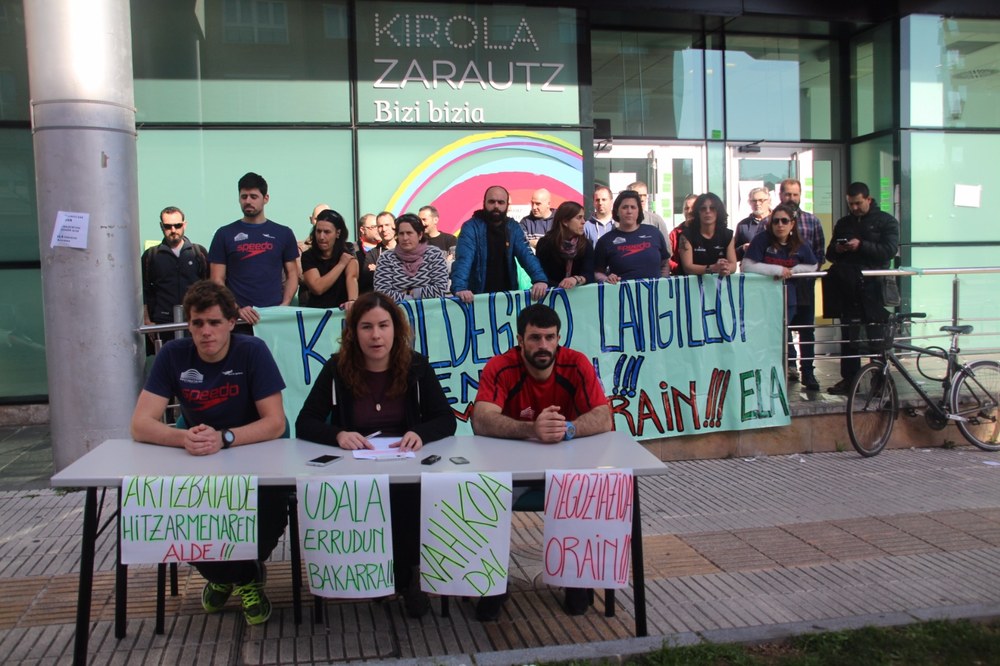 Huelga en el polideportivo de Zarautz
