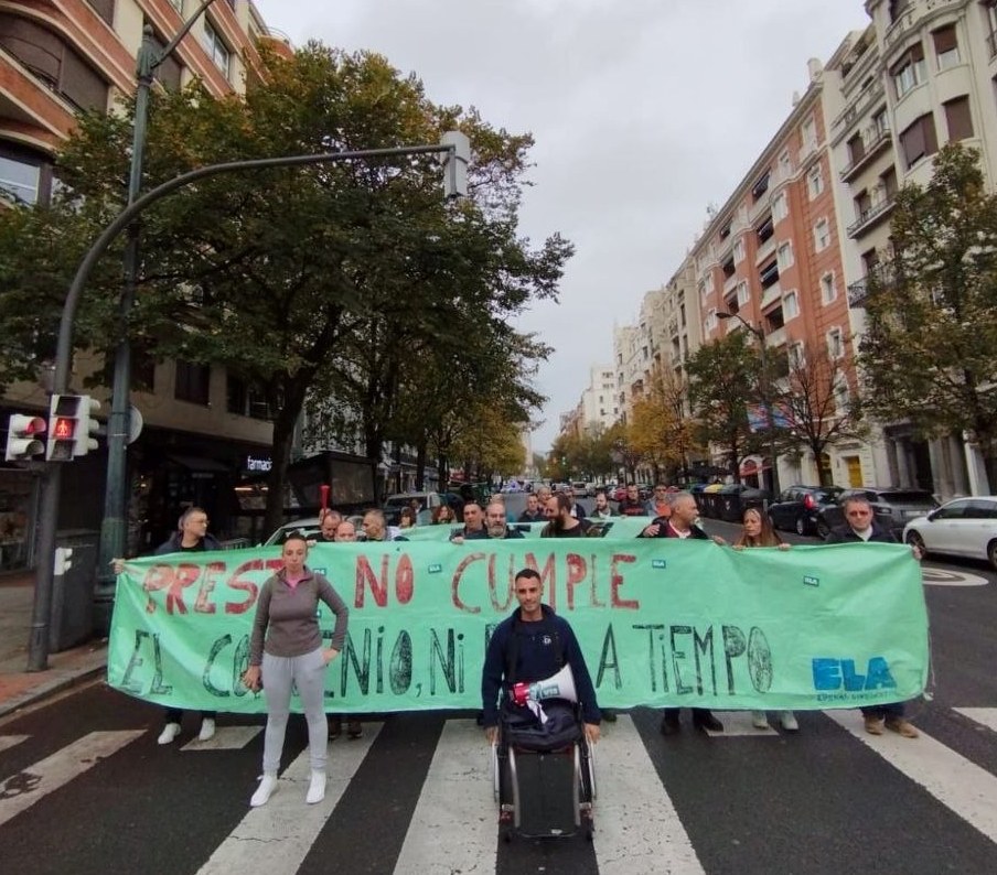 Huelga para denunciar que la empresa debe dos mensualidades