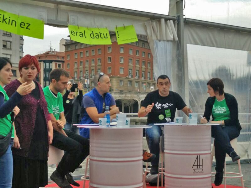 Joseba Villarreal en la mesa redonda de “Alternativas a la precariedad” de Alternatiben Herria