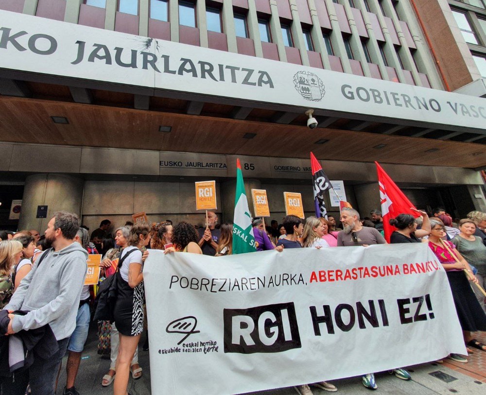 La Carta de Derechos Sociales de Euskal Herria se concentra ante el Gobierno Vasco para denunciar el nuevo proyecto de la RGI y exigir su retirada