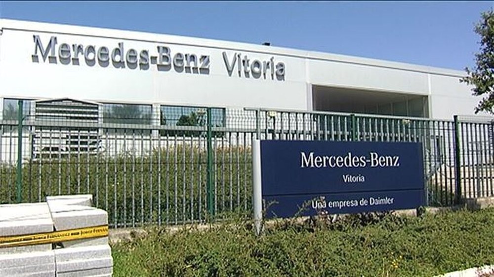 La dirección de Mercedes-Benz presenta una plataforma de convenio llena de recortes