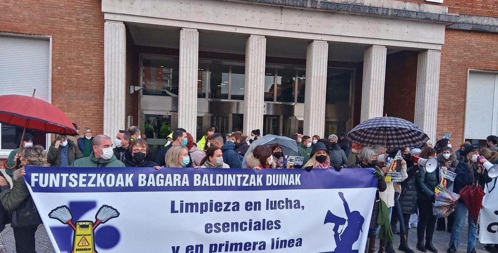 La Ertzaintza carga contra las huelguistas de limpieza del Hopistal Donostia, a petición de Osakidetza