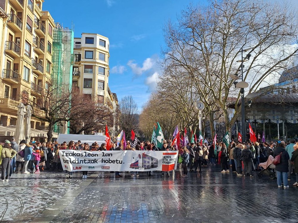 La huelga del profesorado de la enseñanza pública ha tenido un seguimiento amplio igualando la convocatoria de ayer