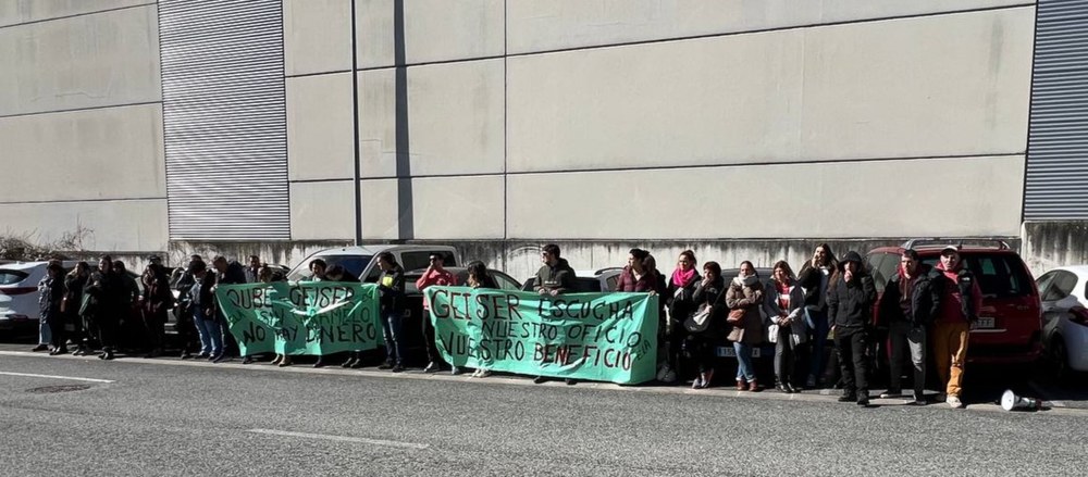 La plantilla continúa en huelga por un convenio propio y la producción sigue parada