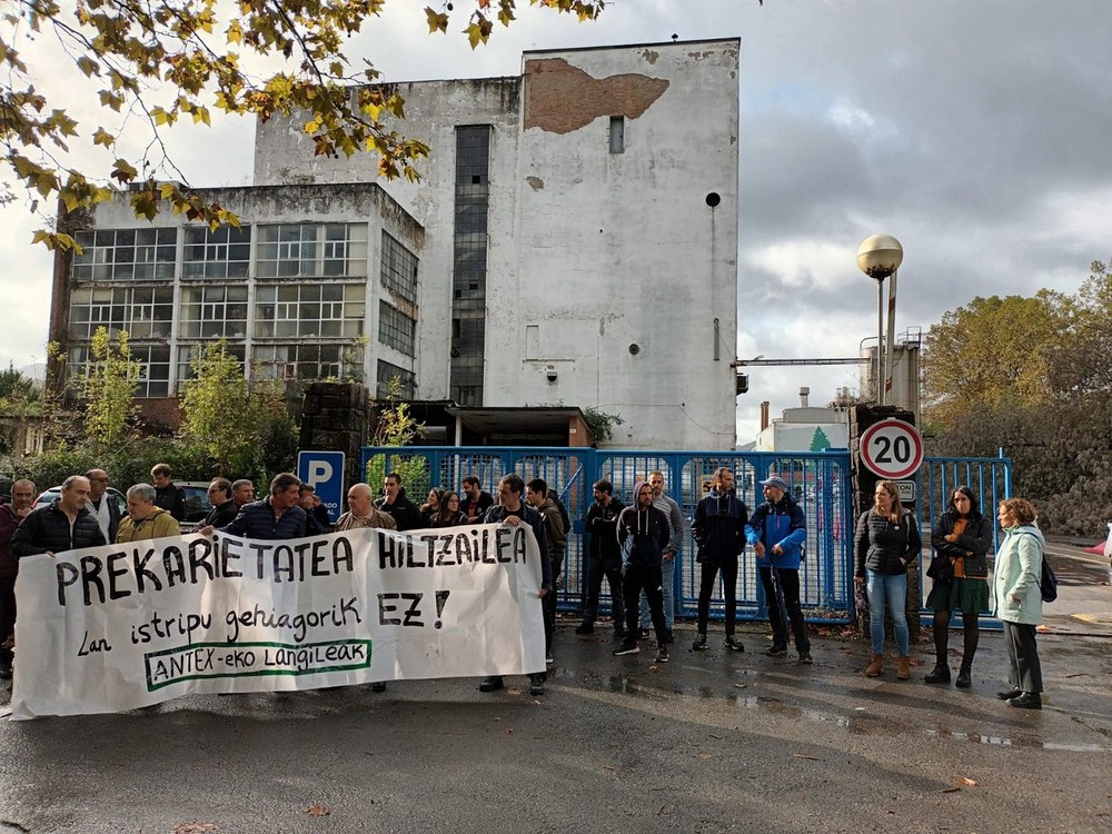 La plantilla de Antex Fibres, de Andoain, se concentra en protesta por los dos accidentes laborales sufridos, en los que un compañero resulto muerto
