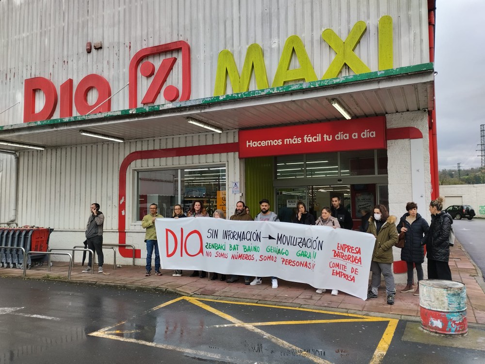 La plantilla de DIA en Gipuzkoa se moviliza en defensa del empleo y sus condiciones laborales tras la venta de 10 tiendas a Alcampo