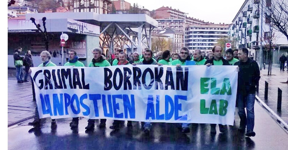 La plantilla de Grumal protagoniza una nueva manifestaciòn en Arrasate