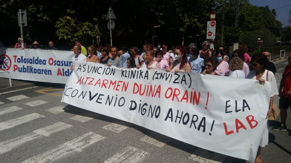 La plantilla de la Clínica Asunción, de Tolosa, se concentra para denunciar el bloqueo de la negociación del convenio