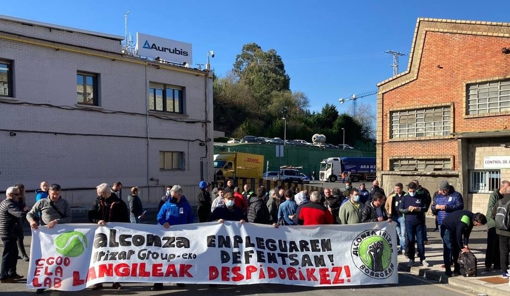 La plantilla de la empresa Alconza, de Berango (grupo Irizar), en huelga indefinida contra los 38 despidos anunciados