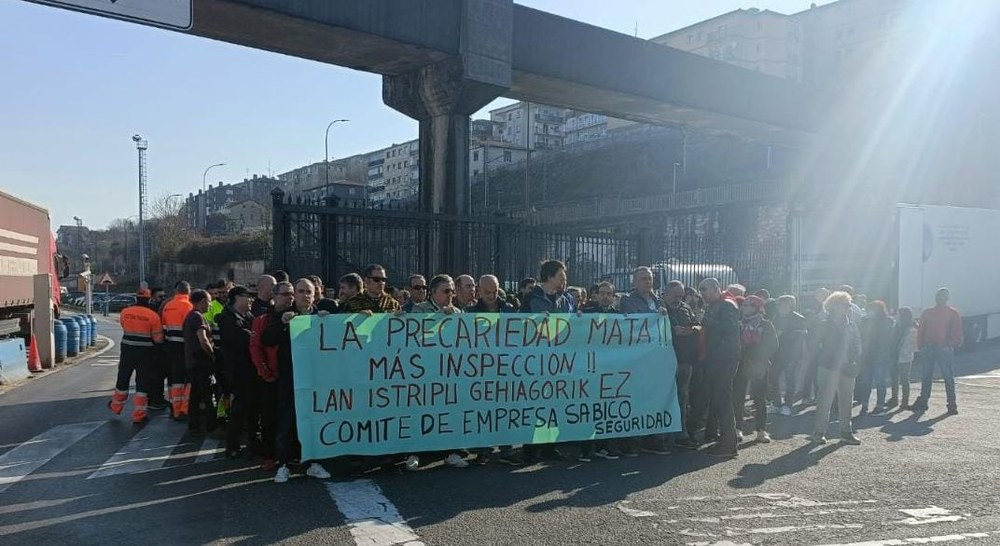 La plantilla de Sabico se concentra en protesta por la última muerte laboral