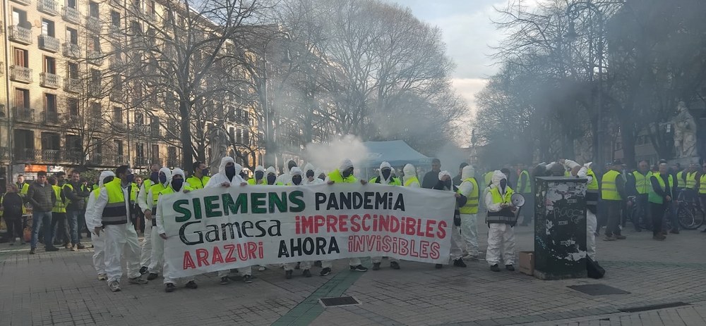 La plantilla, en huelga indefinida desde el 5 de febrero, se ha movilizado frente al Parlamento de Navarra
