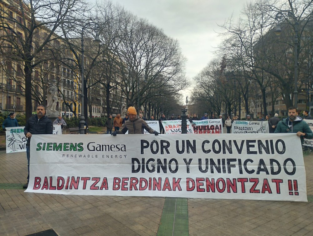 La plantilla, en huelga indefinida desde el lunes, se ha concentrado frente al Parlamento