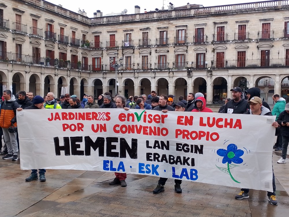 La plantilla, en huelga indefinida desde hace seis meses, exige a la empresa y al ayuntamiento que asuman su responsabilidad para alcanzar un acuerdo