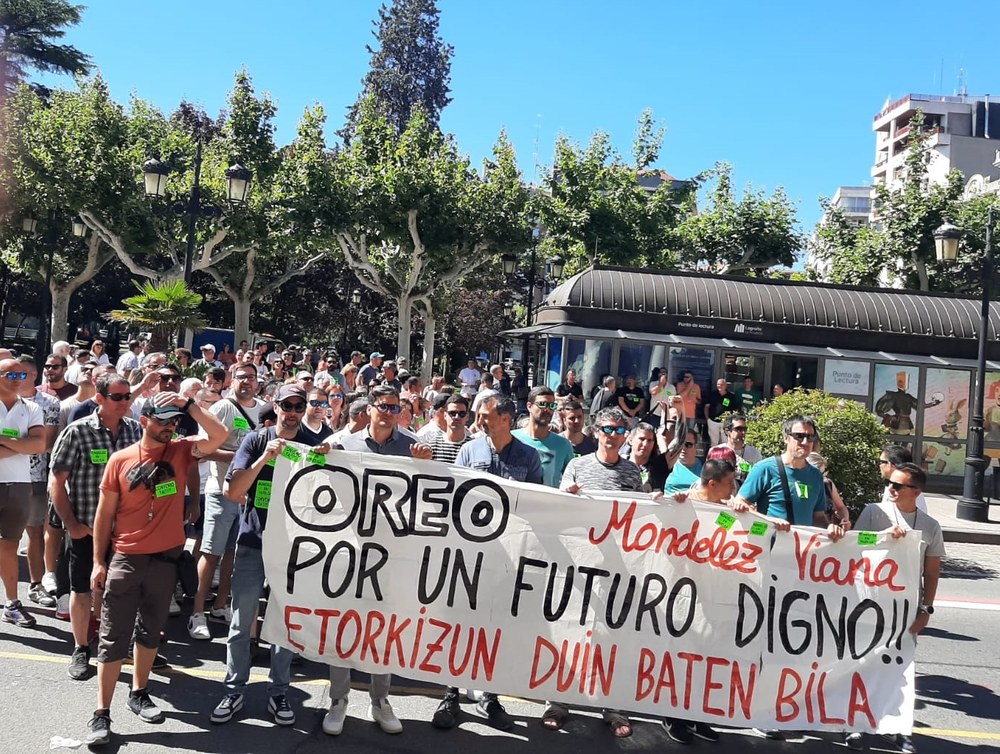 La plantilla, que lleva 25 días de huelga, se ha manifestado en Logroño para avanzar en la negociación del convenio
