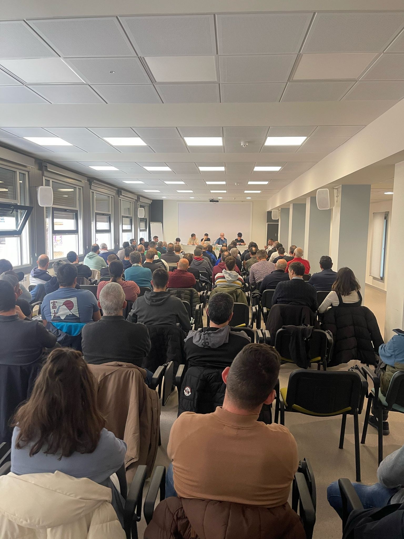 La plantilla ratifica por unanimidad su apuesta por conservar los 120 puestos de trabajo y la continuidad de la empresa