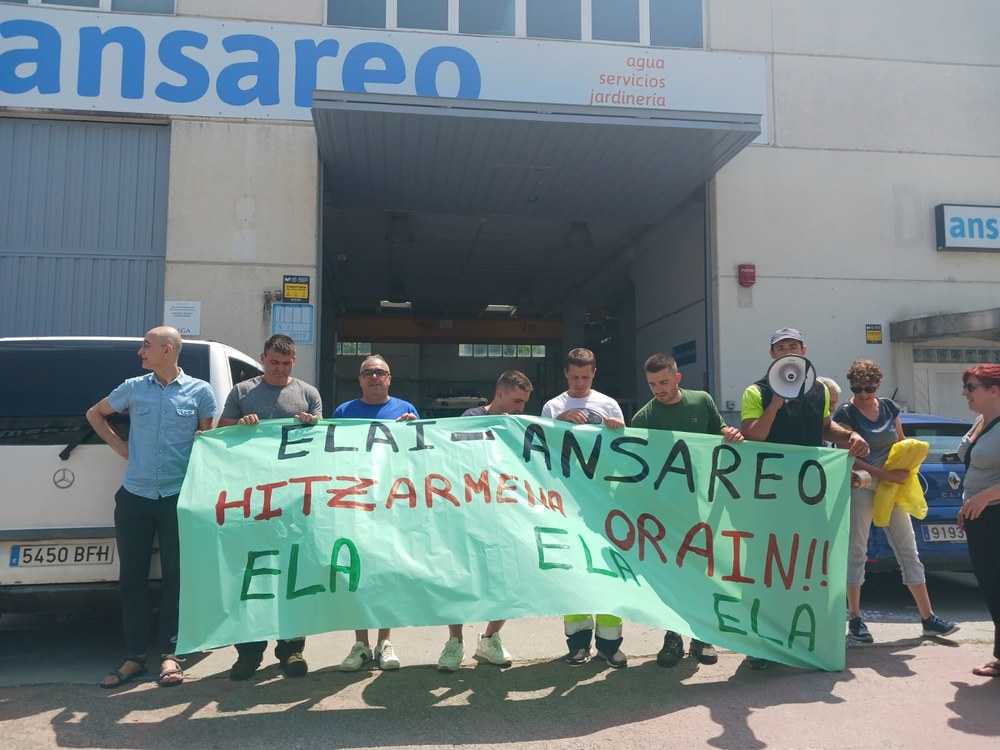 La plantilla subcontratada por la empresa ELAI se concentran en frente del centro de trabajo que tiene la empresa en Hernani