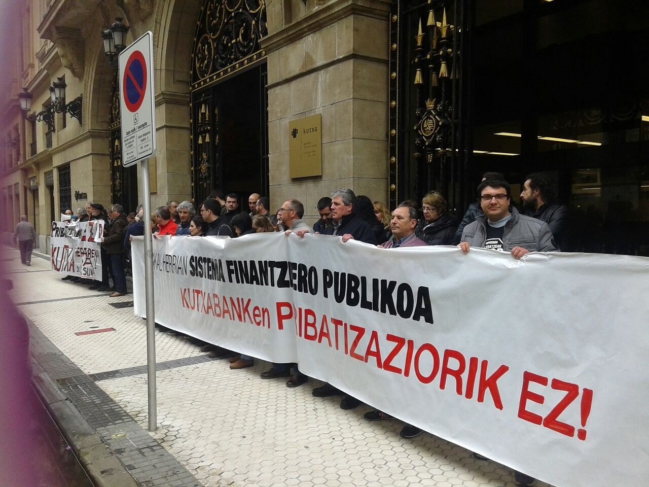 La Plataforma contra la privatización de Kutxabank apoyo la manifestación del 14 de marzo