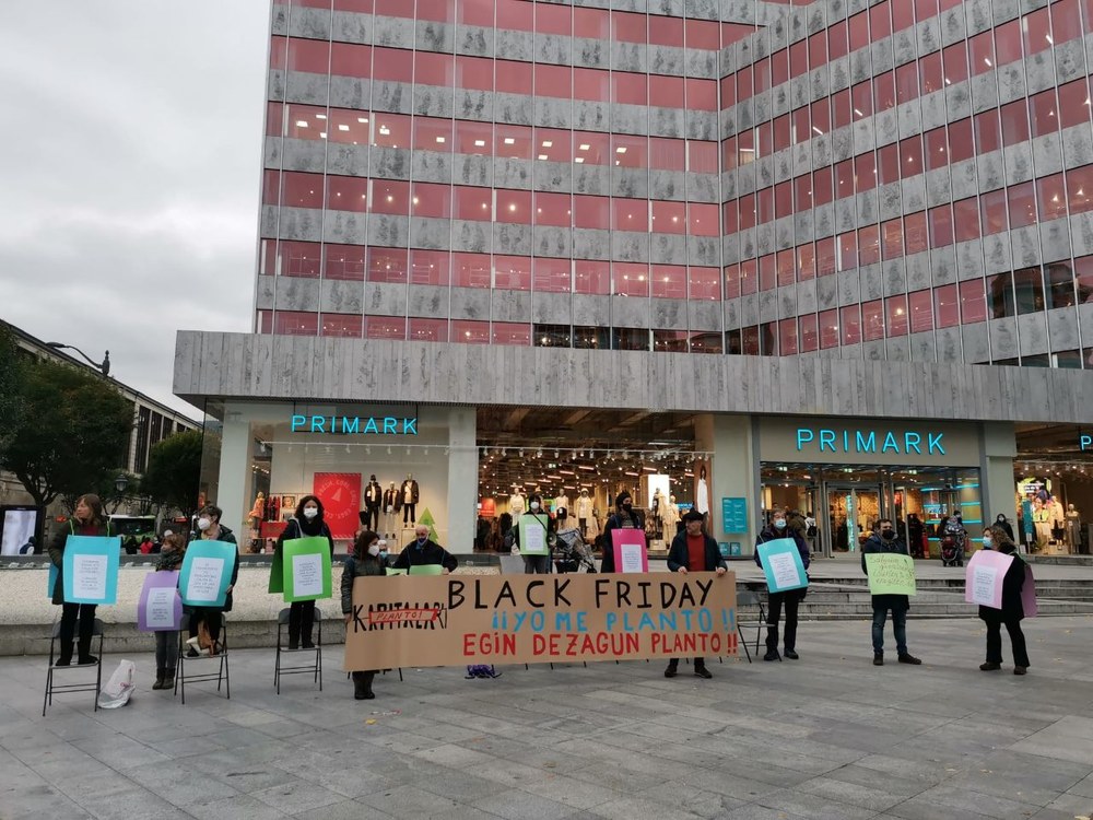 La plataforma EHk kapitalari planto! se planta ante el Black Friday y propone alternativas al modelo de consumo actual