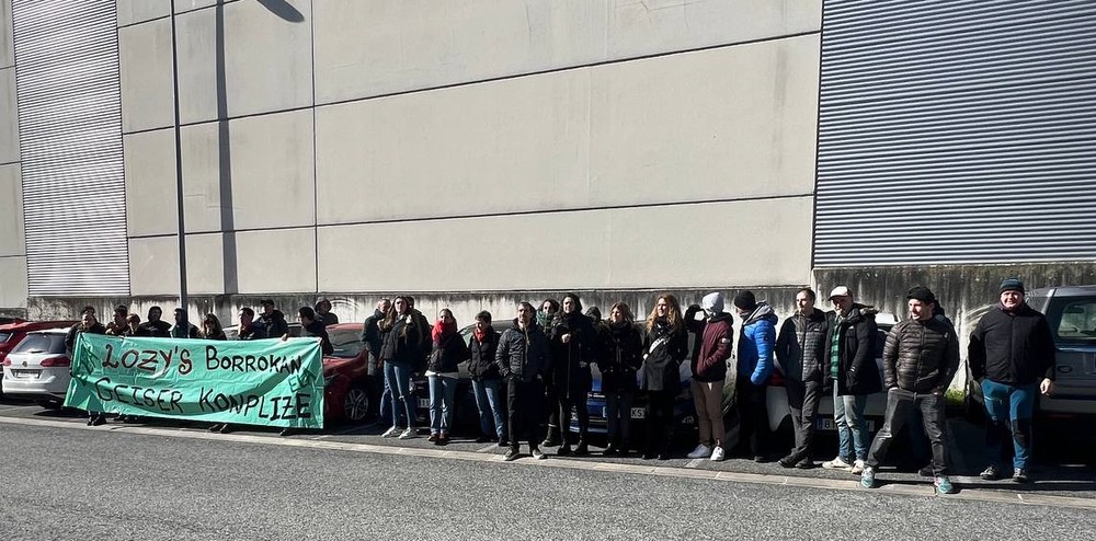 La producción sigue parada en la tercera semana de huelga por un convenio propio