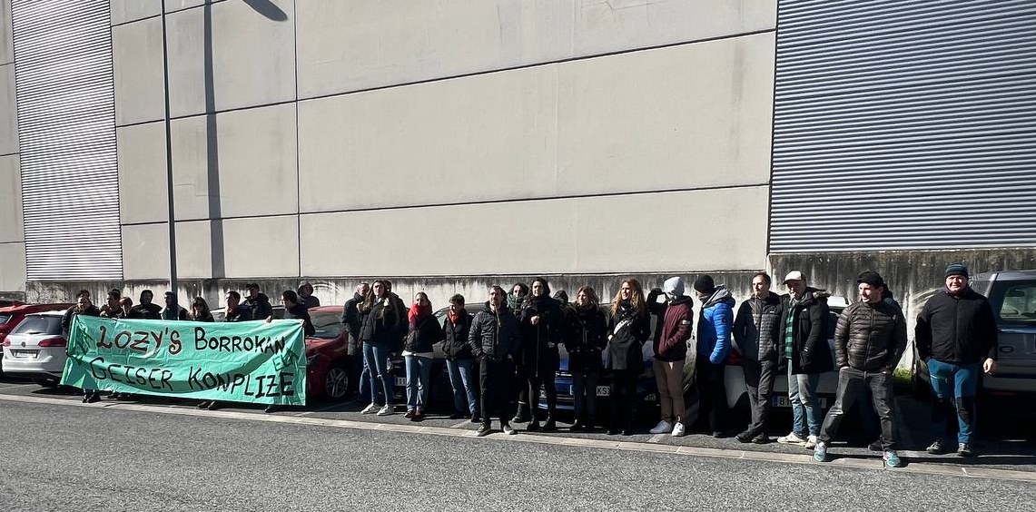 La producción sigue parada en la tercera semana de huelga por un convenio propio