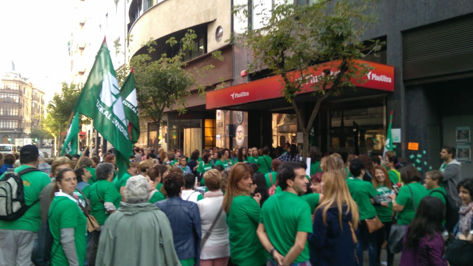 La propuesta planteada hoy por las patronales de residencias de Bizkaia supone 6 euros de subida salarial en dos años para las trabajadoras