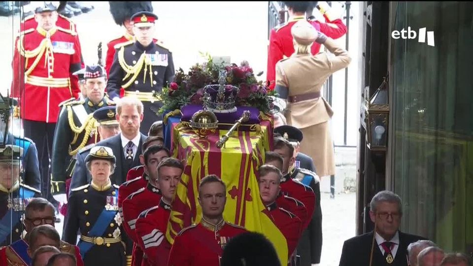 La sección de ELA en EITB denuncia la desmesurada y acrítica cobertura de la muerte de Isabel II