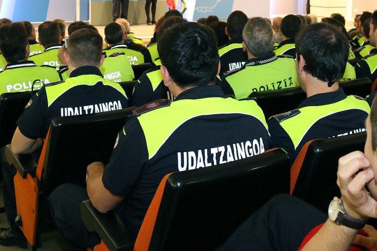 La sentencia del perfil lingüístico de la bolsa de policías locales demuestra que la OPE y la bolsa unificada  no  garantizan los derechos lingüísticos