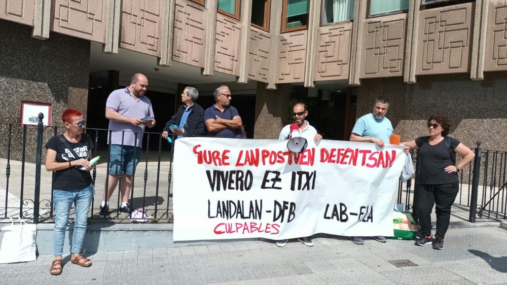 LAB y ELA inician movilizaciones en el Vivero (Galdakao), ante el anuncio de suspensión del servicio LAB y ELA inician movilizaciones en el Vivero (Galdakao), ante el anuncio de suspensión del servicio
