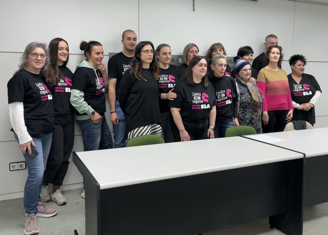 Las familias y las trabajadoras exigen que las mejoras se financien con los 1,5 millones de beneficios de la empresa