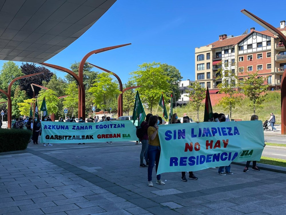 Las limpiadoras de la Residencia José María Azkuna denuncian que la reducción del servicio pone en peligro la seguridad de los y las residentes