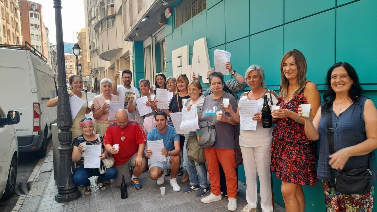 Las limpiadoras de la Universidad de Deusto logran un aumento salarial del 22% Las limpiadoras de la Universidad de Deusto logran un aumento salarial del 22%