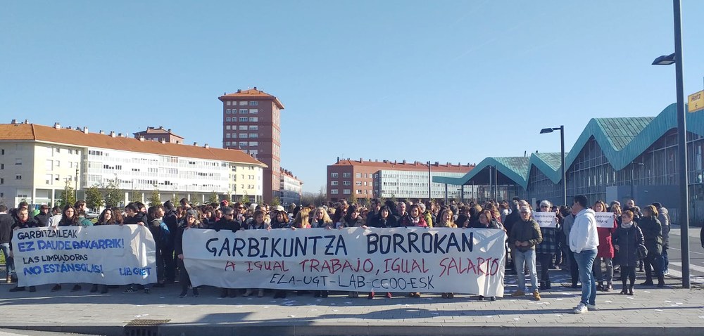 Las limpiadoras de los centros dependientes de la UPV y de Educación se manifiestan en Lakua por un convenio digno
