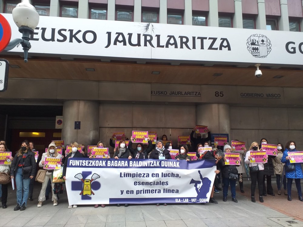 Las limpiadoras subcontratadas de Osakidetza irán a la huelga los días 7, 8 y 9 de abril en defensa del convenio